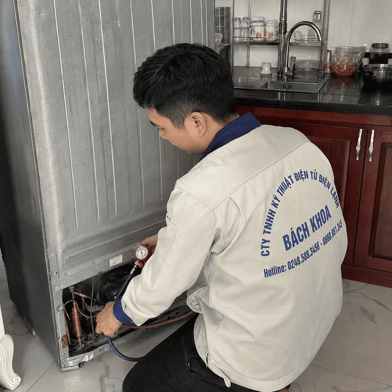 Thợ kiểm tra nguyên nhân tủ lạnh không đông đá do thiếu gas
