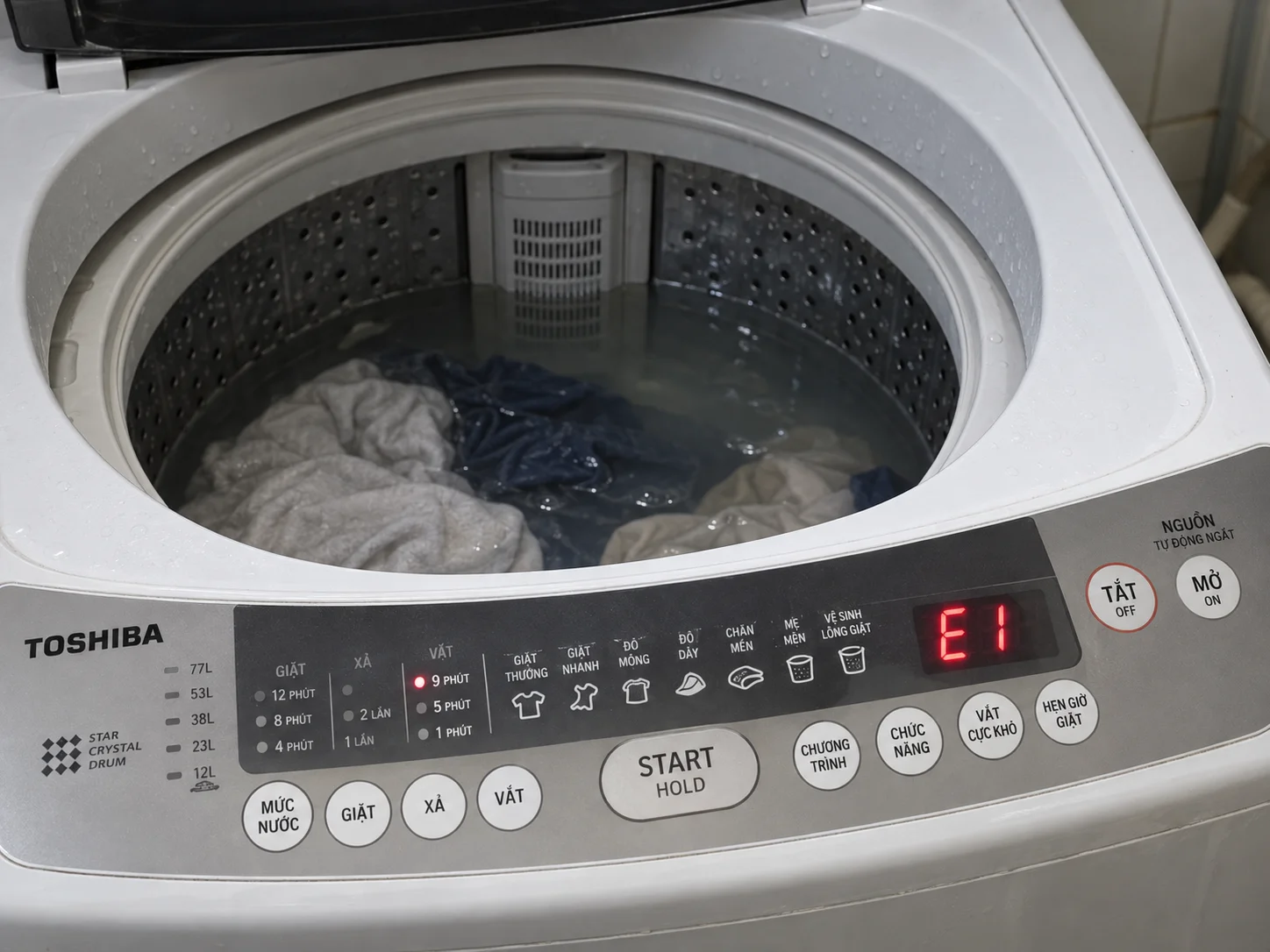 Máy giặt Toshiba bị lỗi E1 hiển thị mã lỗi trên màn hình điều khiển