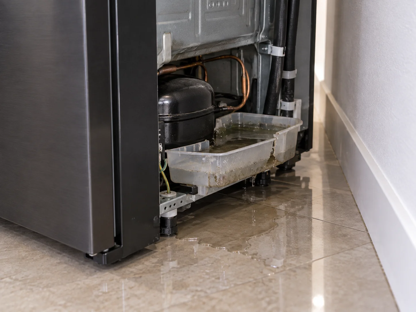 Tủ lạnh Hitachi chảy nước do đâu? Cách xử lý tại nhà hiệu quả Khay hứng nước phía sau làm tủ lạnh Hitachi chảy nước ra sàn