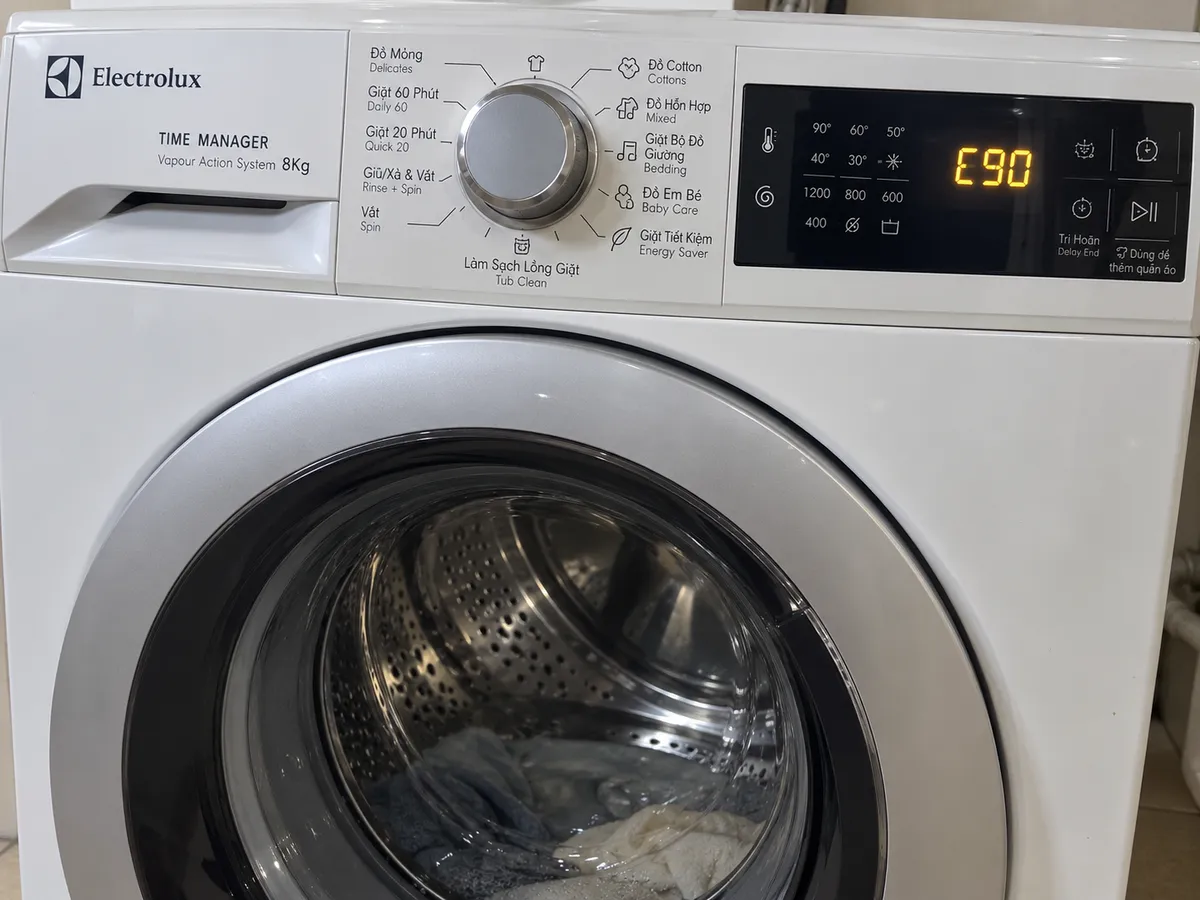 Máy giặt Electrolux báo lỗi E90 trên màn hình bảng điều khiển